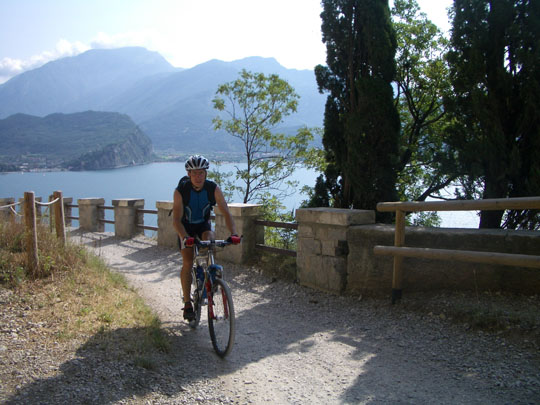 Bikovn kolem jezera Garda - cestou zazlou ve skle do vesniky Pregasina