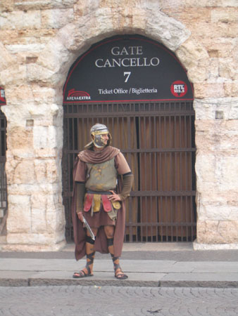 msk vojk na stri u vstupu do Arny, mskho amfitetru na Piazza Bra, Verona