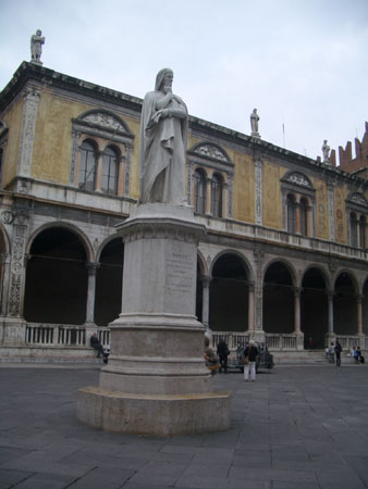 Dantv pomnk na Piazza della Signori, Verona