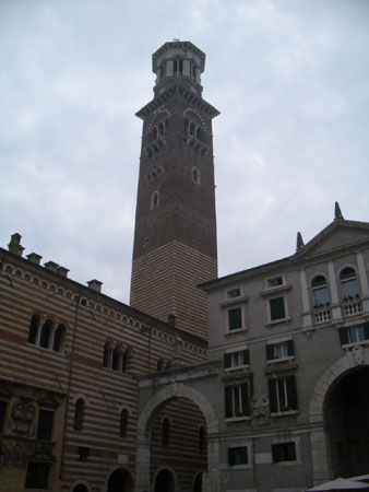 83 m vysok v Torre Lamberti z r. 1448 zdobc Radnin palc na Piazza delle Erbe, Verona