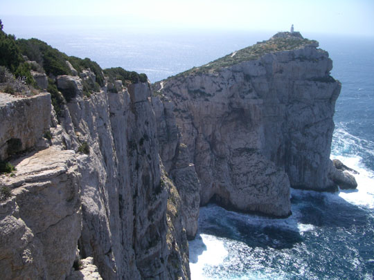 Capo Caccia s majkem na tesu 168 m n. m.
