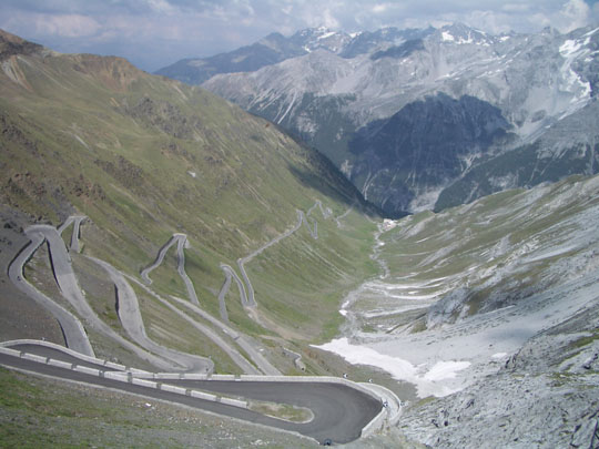 Passo del Stelvio 2578 m n. m. - serpentiny do dol Adige v Itlii